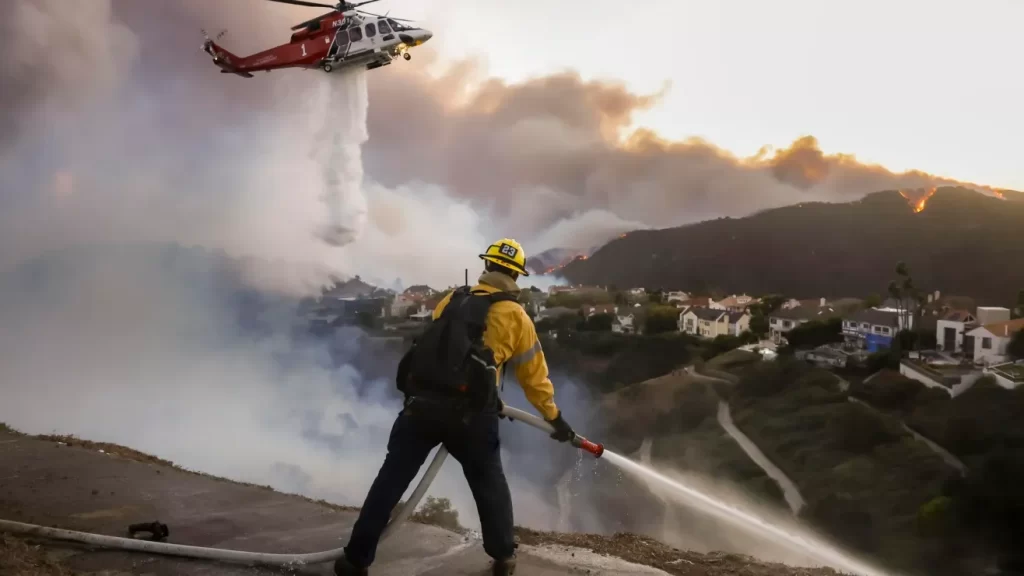 El fuerte incendio de Los Ángeles provoca la evacuación de 30,000 residentes