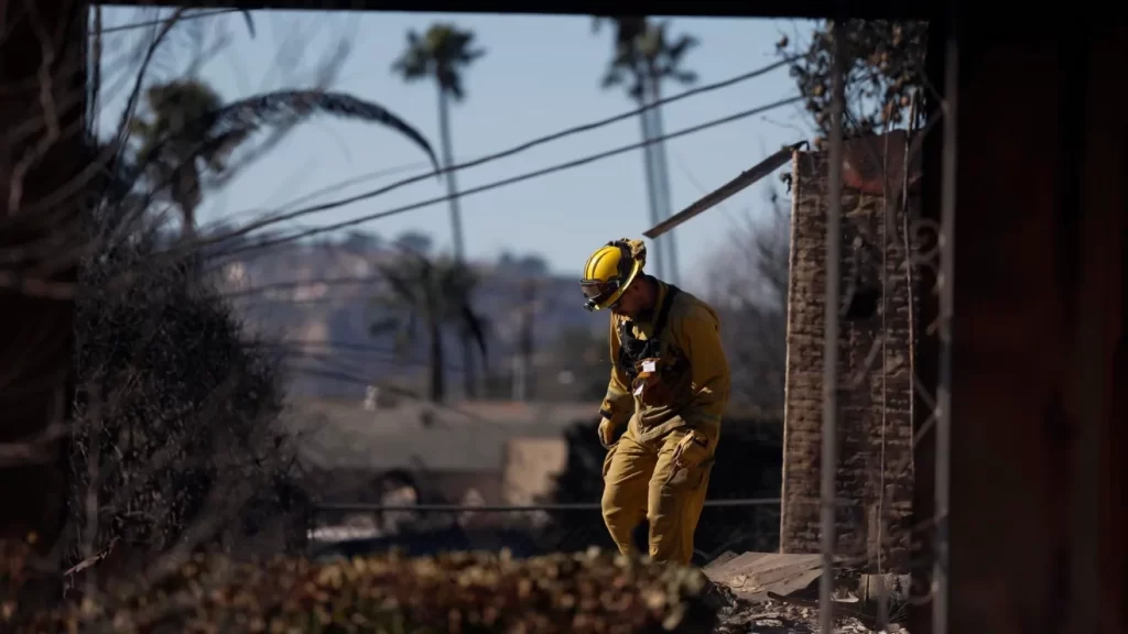 Suben a 25 los muertos por incendios en Los Ángeles