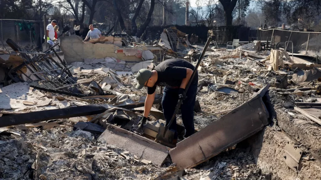 Al menos 16 desaparecidos por incendios en Los Ángeles; las cifras podrían aumentar