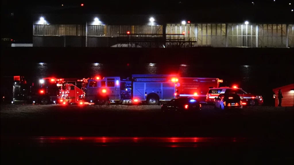 Un avión de pasajeros y un helicóptero militar chocaron en el aire en Washington D.C.