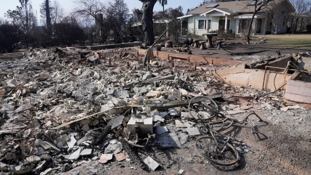 Donald Trump visita Pacific Palisades, pero ignora devastación en comunidad afro tras incendios