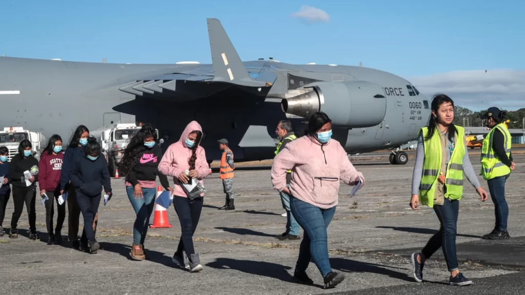 Donald Trump comienza las deportaciones y recurre a los aviones militares