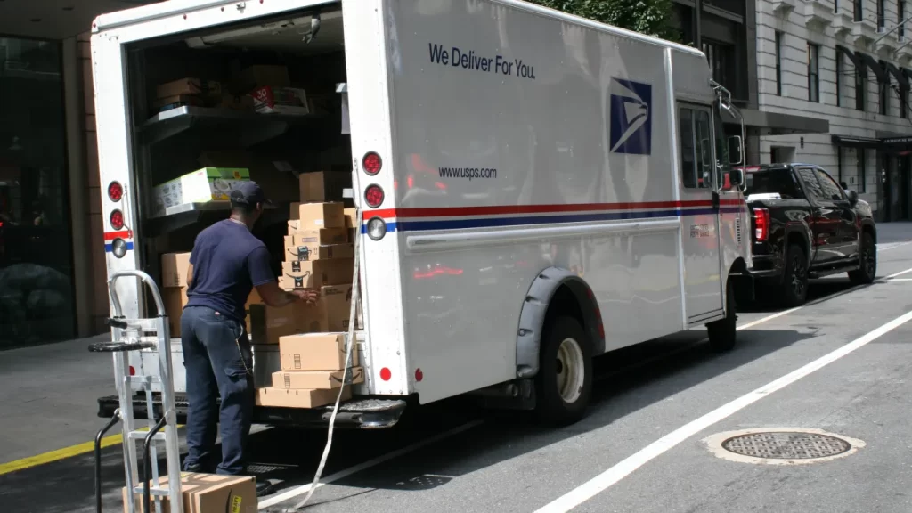 Cartero USPS muere apuñalado en bodega de Nueva York en pelea por sándwich; joven latina detenida