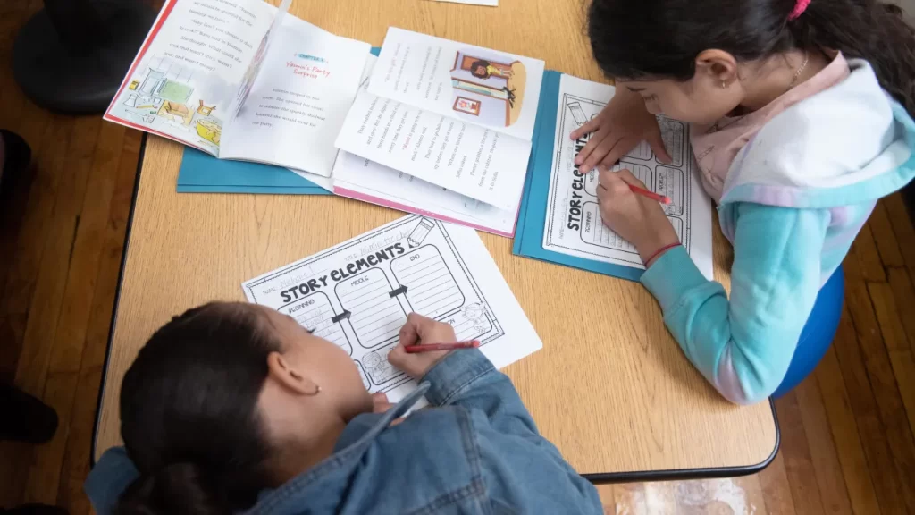 Reportes muestran “éxitos tempranos” en nuevo método de enseñanza de lectura en escuelas públicas de NYC