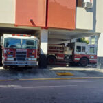 Personal de bomberos en Baní y Bahoruco lo arriesgan todo laborando “a manos peladas”