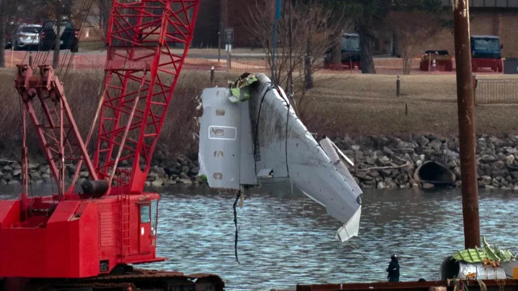 Recuperan los 67 cuerpos de las víctimas del accidente aéreo de Washington D.C.