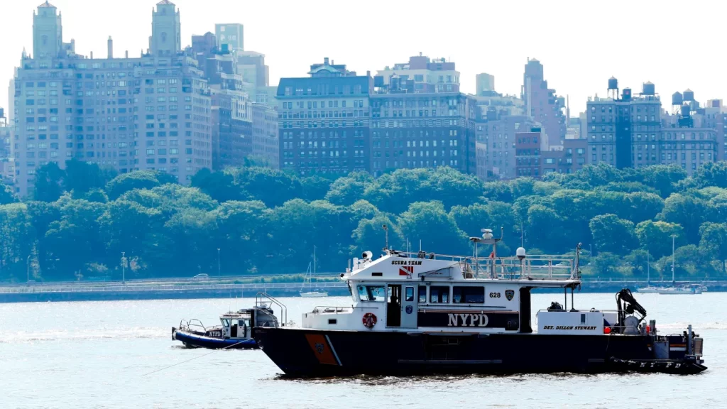 Padre dominicano murió en accidente naviero en Nueva York; suspenden búsqueda de 4ta víctima