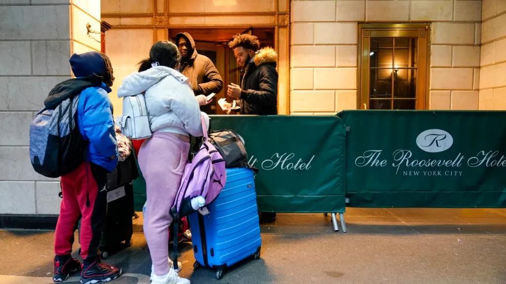 Pagaron “hoteles de lujo” para migrantes en Nueva York: acusan a empleados de agencia pública