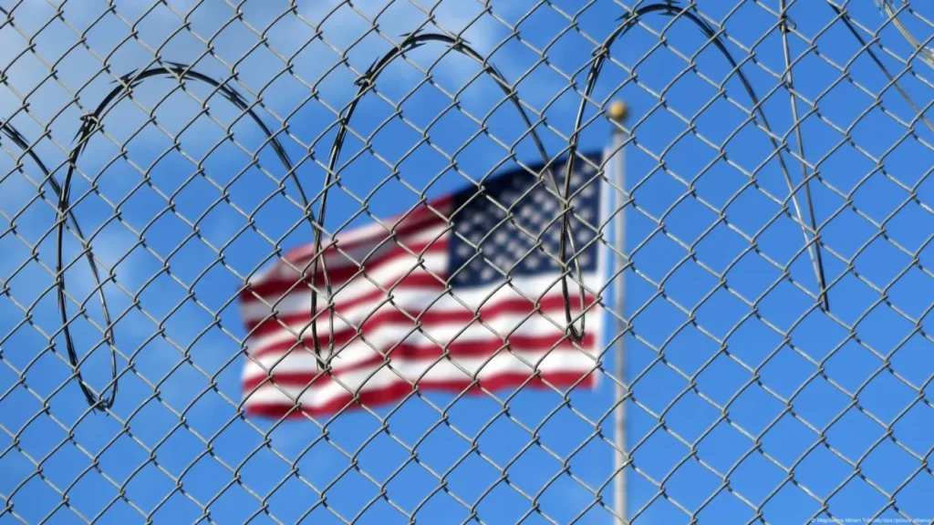 Migrantes detenidos en Guantánamo son trasladados a Louisiana