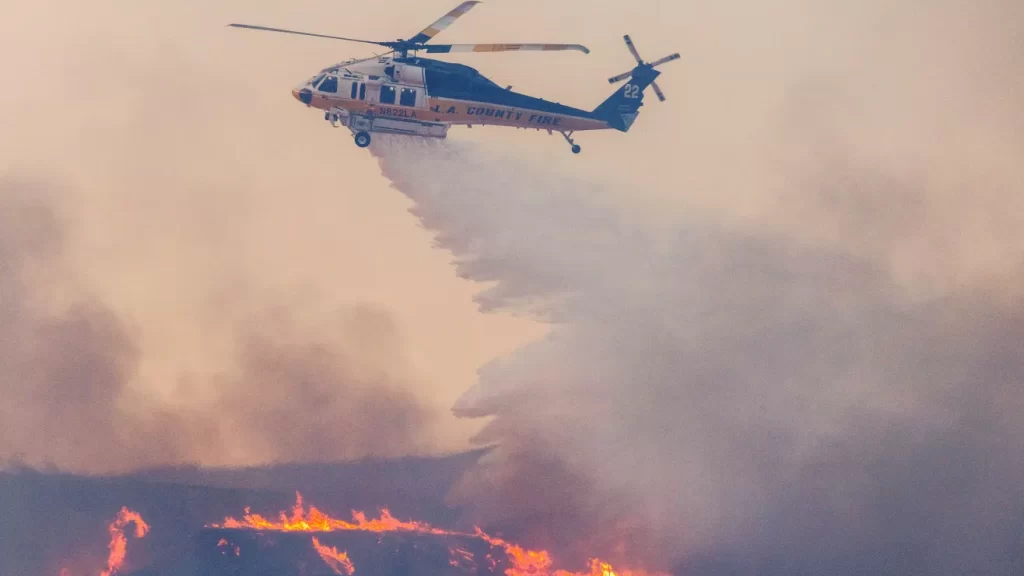 Incendios forestales en Long Island provocan estado de emergencia y evacuaciones, llamas amenazan viviendas