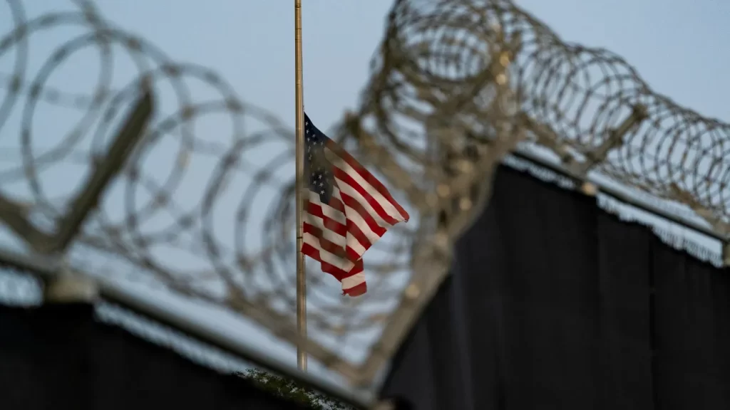 Juez federal falla contra demandantes que pedían prohibir más envíos de migrantes a Guantánamo