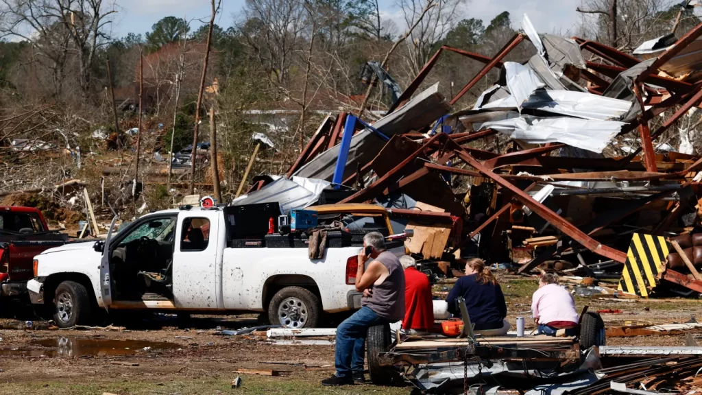 Sube a 40 el número de muertos tras tormentas y tornados en todo el país