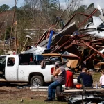 Sube a 40 el número de muertos tras tormentas y tornados en todo el país