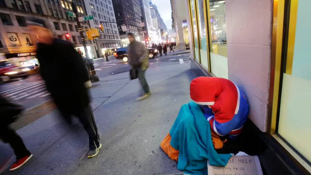 Hombre sin hogar parece comer una rata en una acera de El Bronx