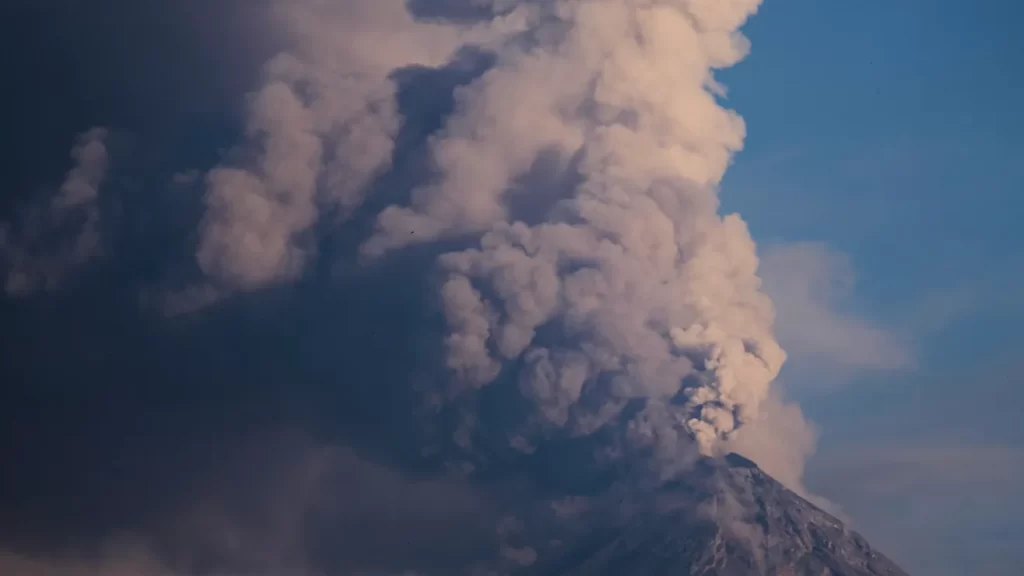 Miles son evacuados en Guatemala por erupción del volcán de fuego