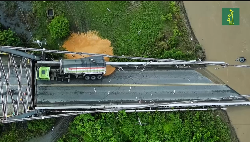 Un muerto y dos desaparecidos por colapso de puente colgante en Ecuador