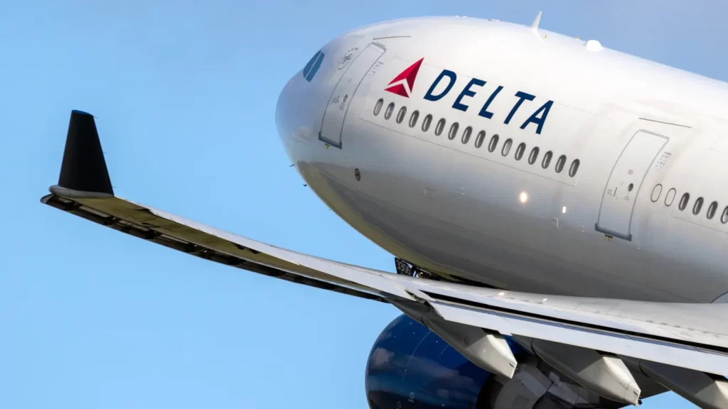 Avión de Delta chocó un ala con la pista al aterrizar en aeropuerto LGA de Nueva York