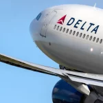 Avión de Delta chocó un ala con la pista al aterrizar en aeropuerto LGA de Nueva York