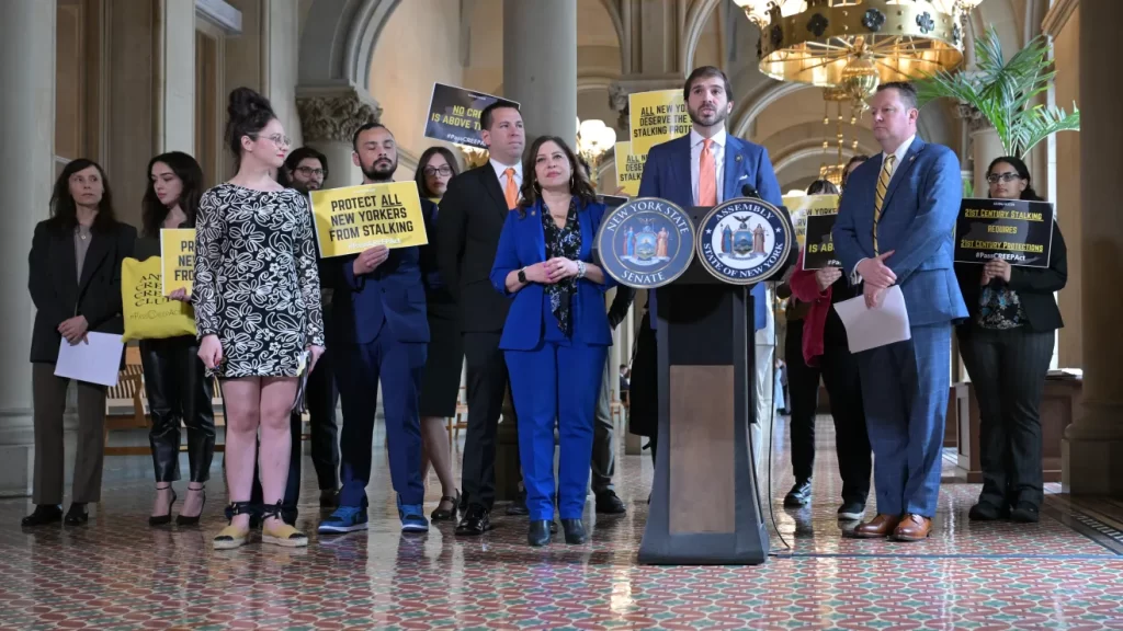 En Nueva York impulsan ley para combatir el acoso digital