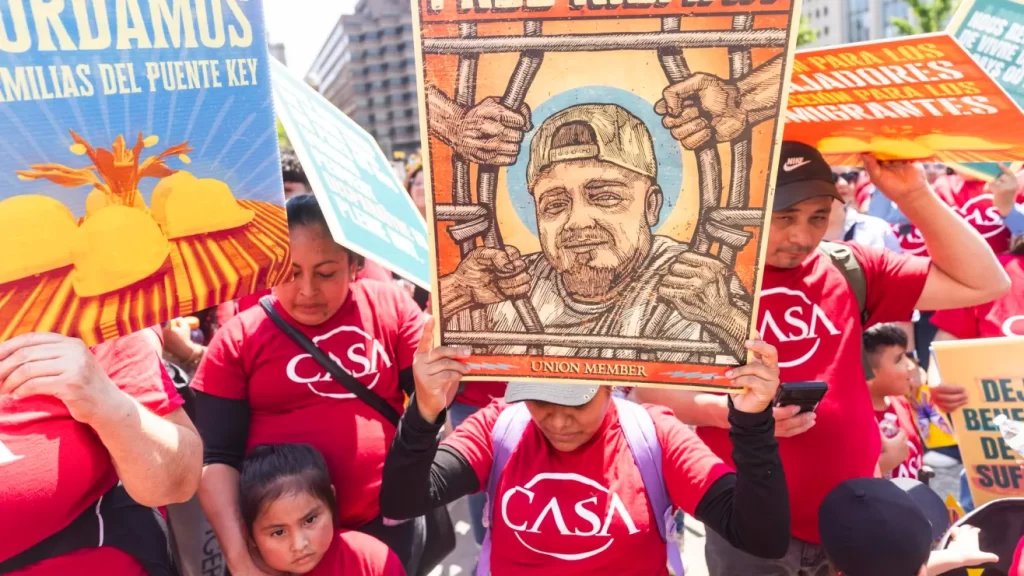 Trabajadores migrantes claman “¡auxilio!” en marchas contra políticas de Trump