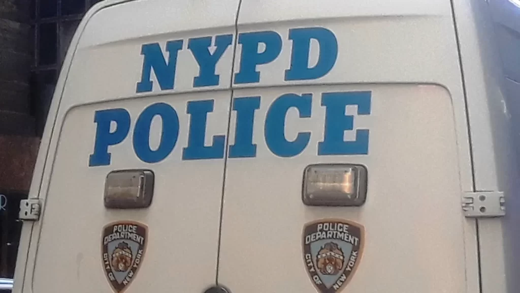 Balas y puñaladas afuera de pizzería en Nueva York a plena luz; adolescente herido y arrestado tras homicidio