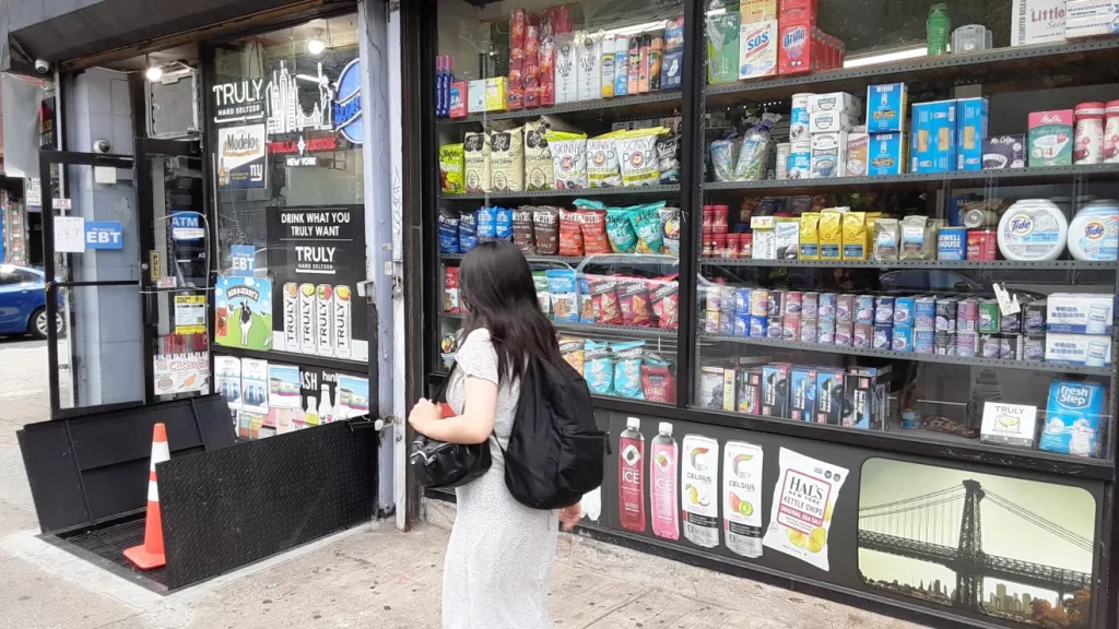 Niño arrestado por balacera afuera de bodega en Nueva York: hombre muerto y madre herida junto a sus hijos