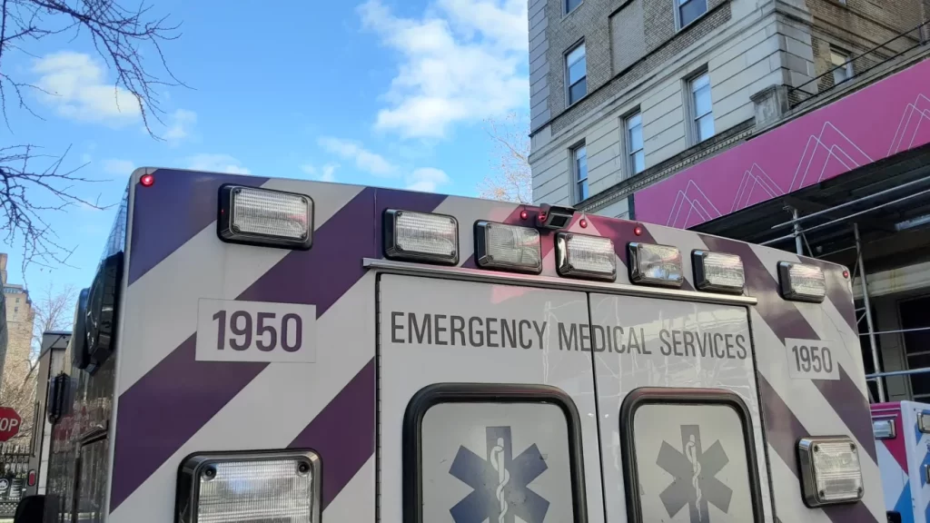 Ironía mortal: ambulancia arrolló a una mujer en Nueva York; conductor hispano arrestado