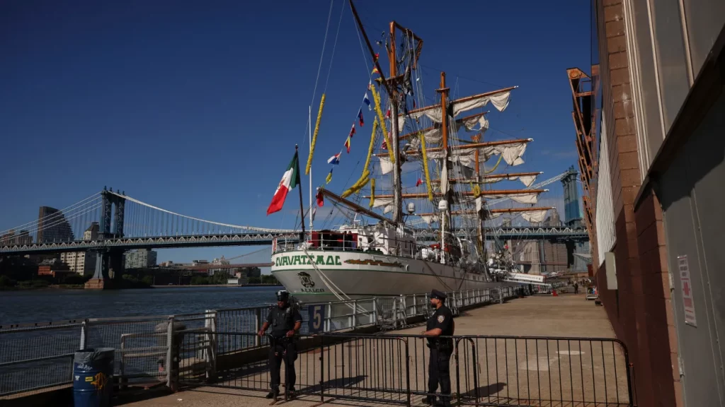 Identifican a los dos cadetes que murieron tras el choque del buque mexicano en Nueva York