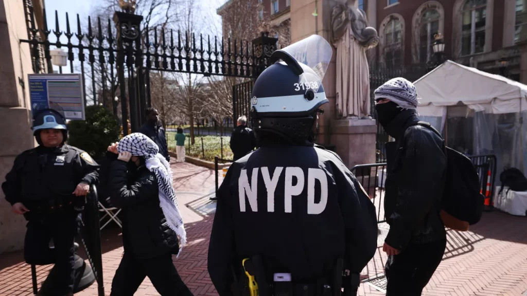 La policía expulsó de la Universidad de Columbia a manifestantes pro-Palestina