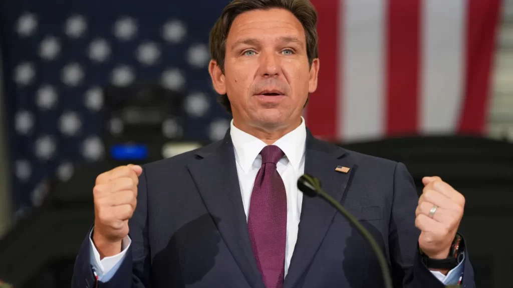 DeSantis celebra récord de deportación de migrantes indocumentados en Florida