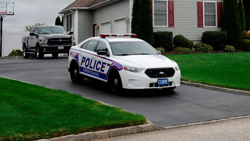 Hallan muerto en piscina a joven sospechoso de haber matado a su padre en Nueva York