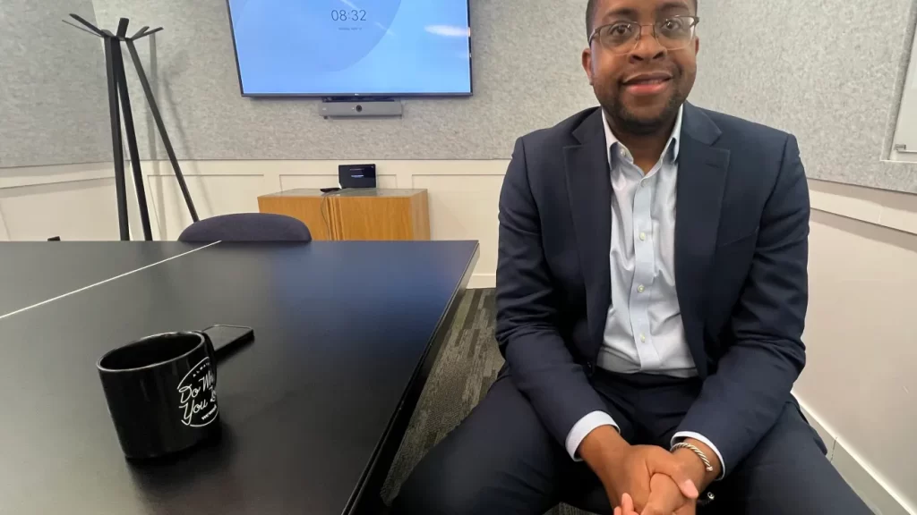 Zellnor Myrie: “Si invertimos en vivienda y cuidado infantil es más fácil que la gente se quede aquí”