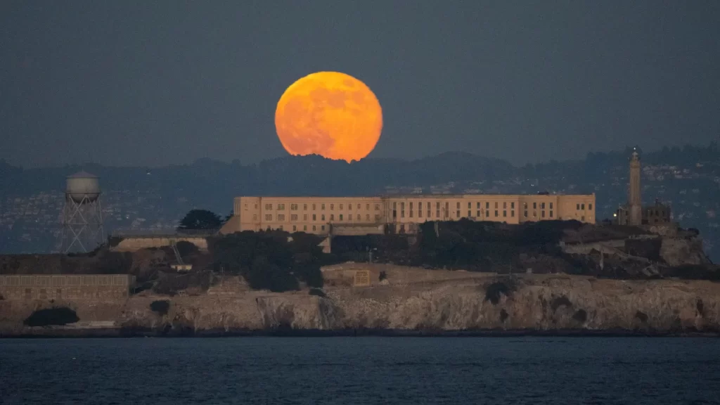 Trump ordenó reabrir cárcel de máxima seguridad de Alcatraz para detener a migrantes