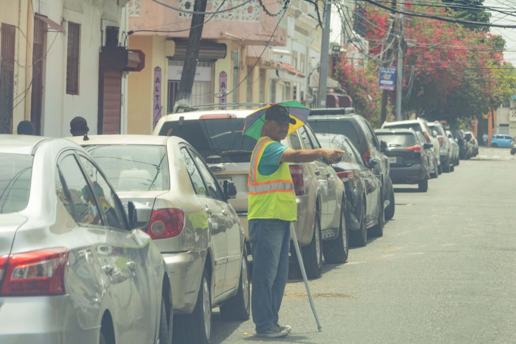 Las calles secuestradas: el negocio ilegal de los parqueadores informales