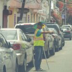 Las calles secuestradas: el negocio ilegal de los parqueadores informales