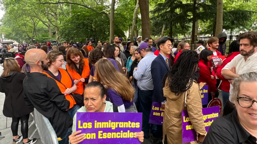 Crece tensión en NYC por arrestos de ICE: inmigrantes se solidarizan con Los Angeles