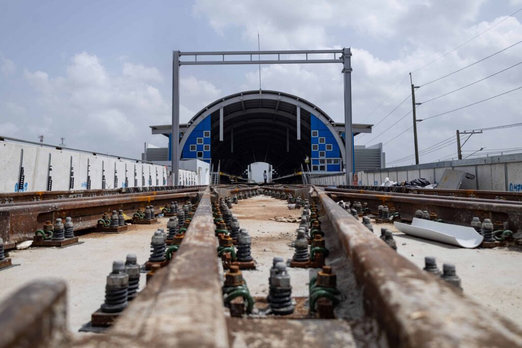 Entre rieles y burocracia: la carrera contra el tiempo del metro que va a Los Alcarrizos