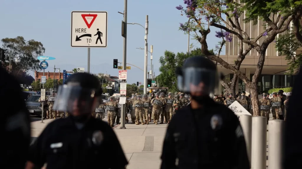 Juez rechaza intento de California para frenar despliegue de tropas en Los Ángeles
