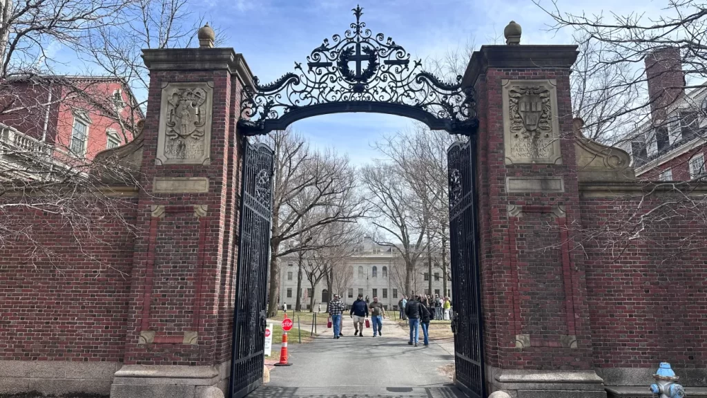 Trump firma orden para restringir visas a estudiantes extranjeros de Harvard