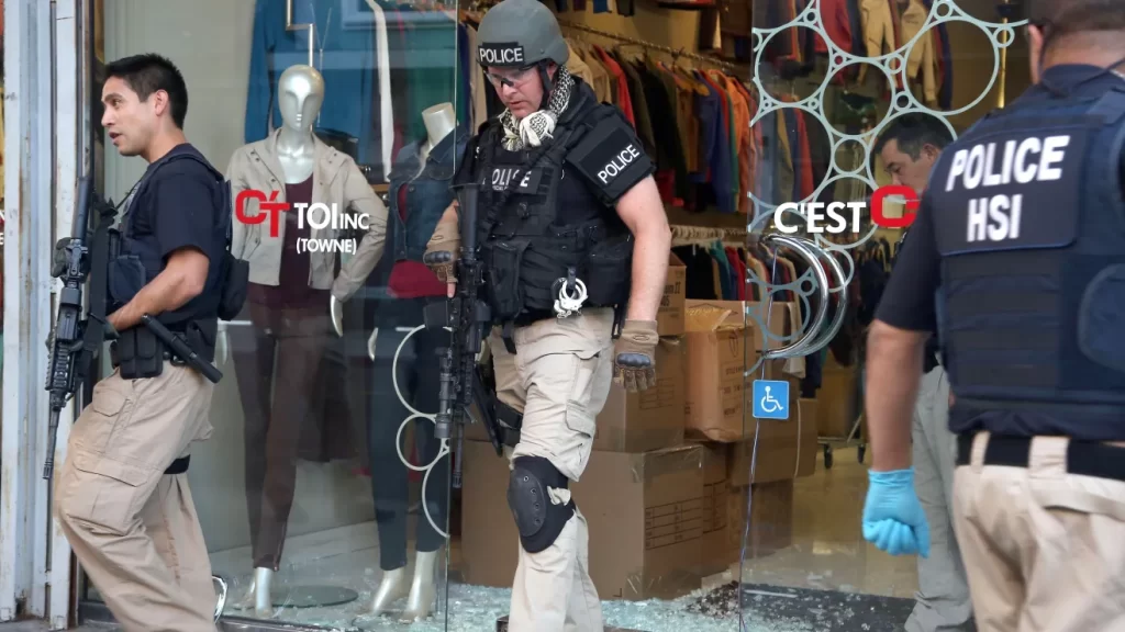Detenciones de ICE en tienda de ropa en Los Angeles provocan enfrentamientos con manifestantes