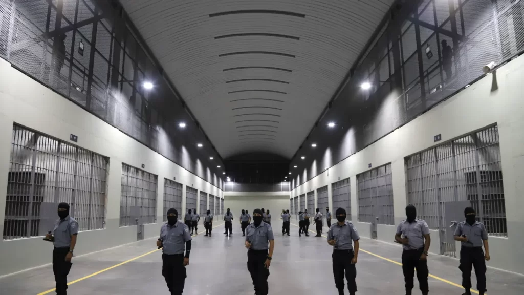 Juez federal ordena a Administración Trump ofrecer a venezolanos expulsados a El Salvador tiempo para apelar sus casos