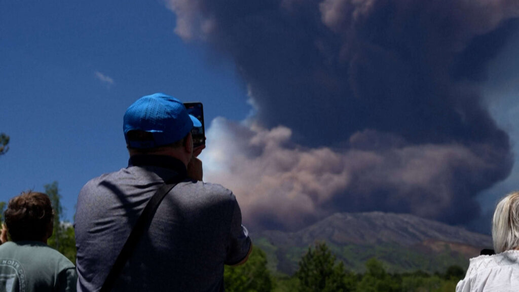 El monte Etna arroja una enorme nube de cenizas, rocas y gases