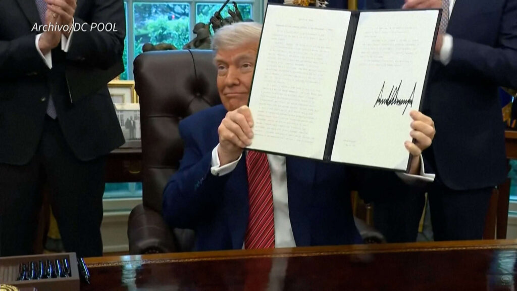 Trump firma decreto para aumentar aranceles a importaciones de acero y aluminio