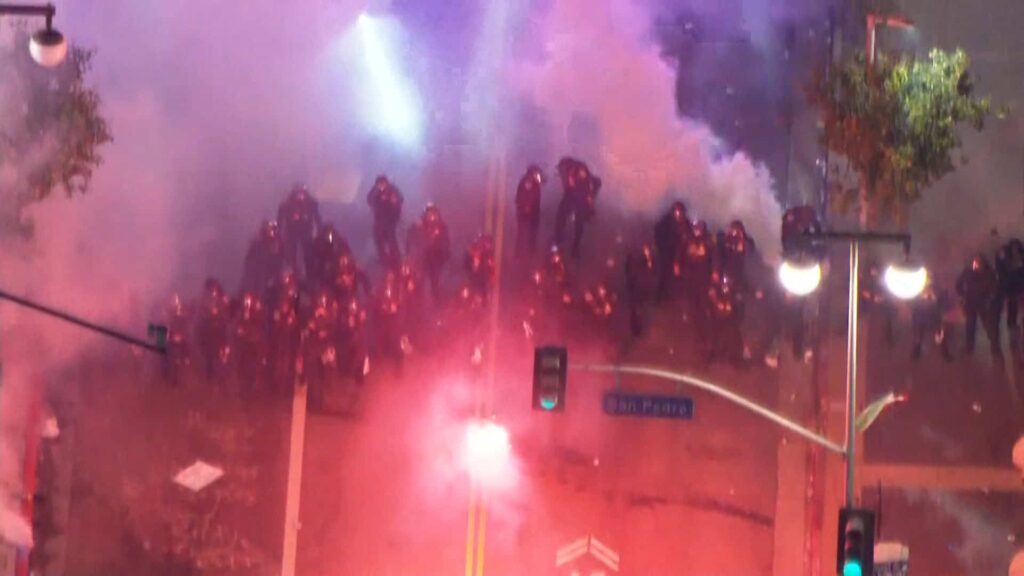 Toque de queda parcial en Los Ángeles mientras Trump escala retórica contra protestas