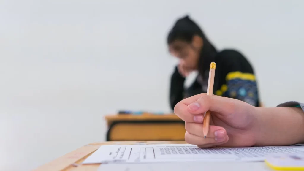 Número récord de estudiantes hispanos de escuelas públicas de NYC aprueban exámenes de Colocación Avanzada (AP)